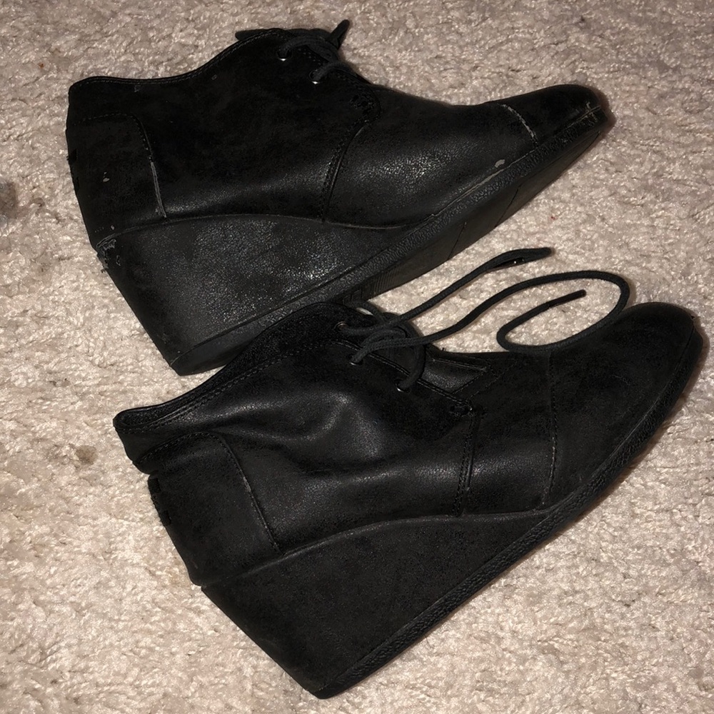 Toms desert boob wedges in black size 7